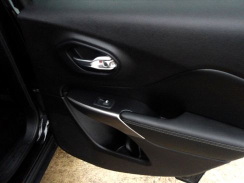 Used 2020 Jeep Cherokee Limited image 7