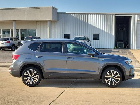 Used 2024 Volkswagen Taos SE FWD image 6