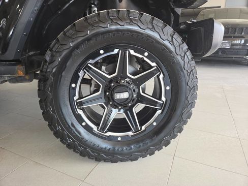 Used 2018 Jeep Wrangler Unlimited Sahara AWD/4WD image 9