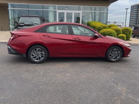 Used 2024 Hyundai Elantra SEL FWD image 4