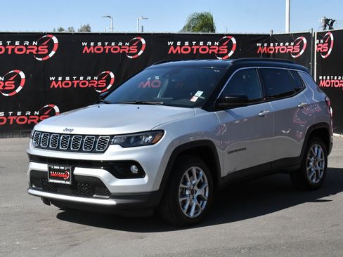 Used 2025 Jeep Compass Limited AWD/4WD image 3