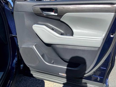 Used 2025 Toyota Highlander Limited image 19