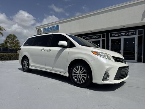 Used 2020 Toyota Sienna XLE w/ XLE Navigation Package FWD image 22