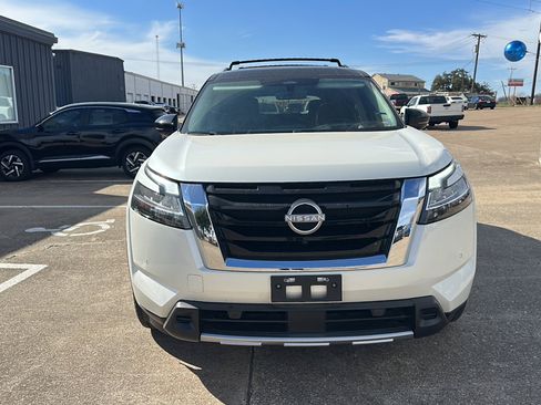 Certified 2024 Nissan Pathfinder Platinum image 3
