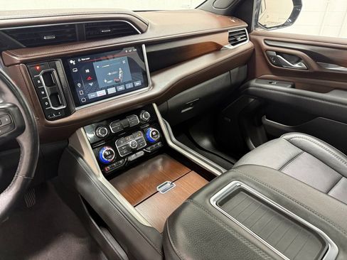 Used 2022 GMC Yukon XL Denali w/ Denali Premium Package image 12