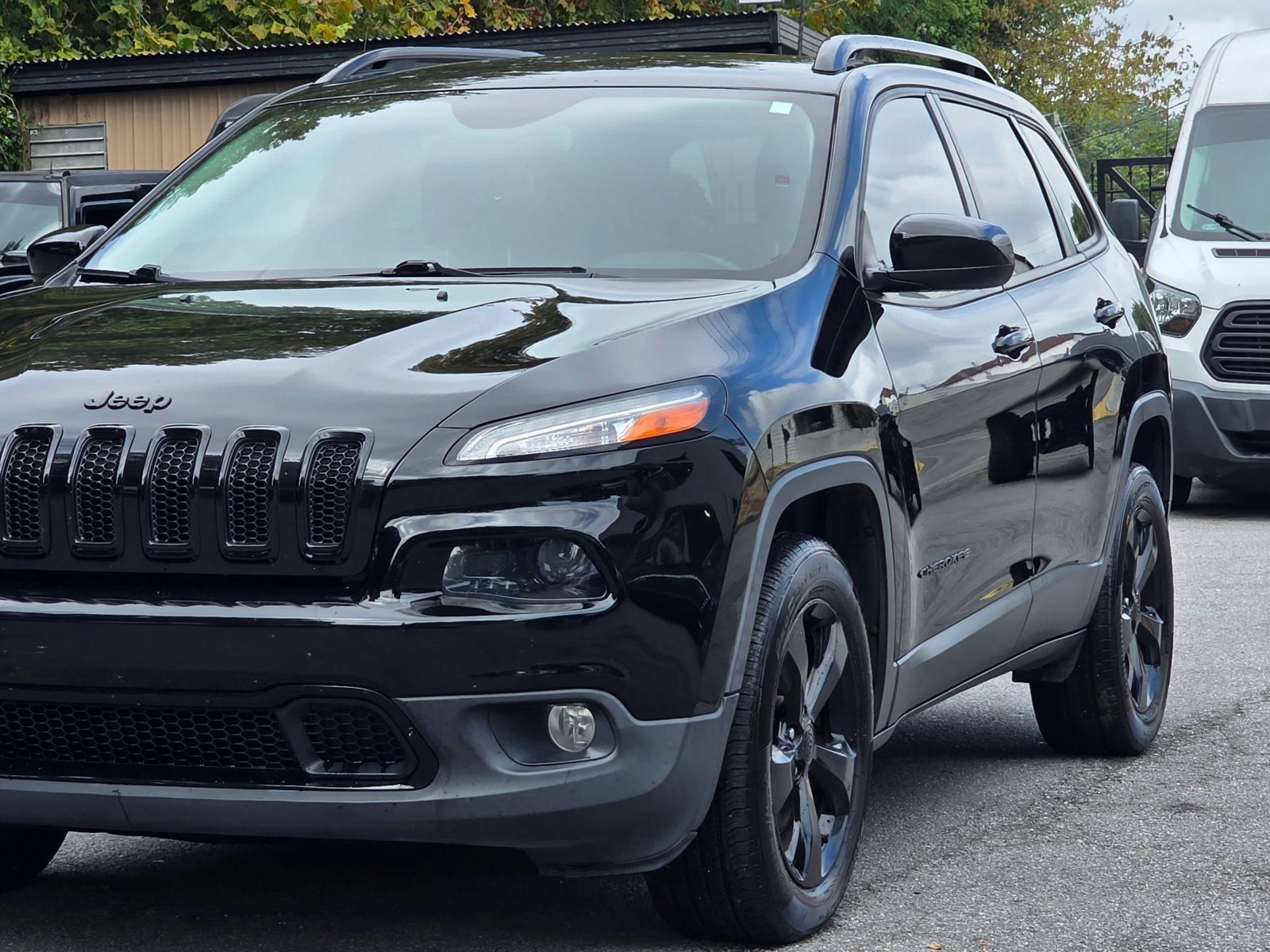 Used 2018 Jeep Cherokee Latitude w/ Altitude Package AWD/4WD image 3