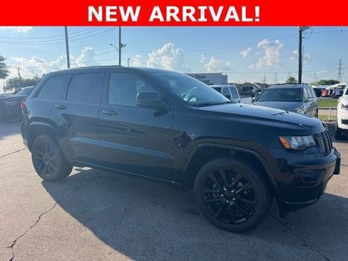 Used 2018 Jeep Grand Cherokee Altitude AWD/4WD image 2