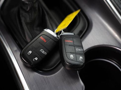 Used 2017 Dodge Challenger SXT image 11