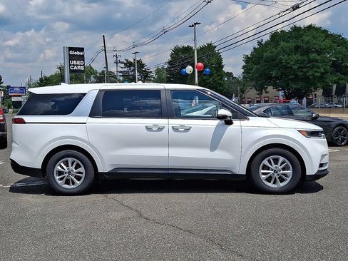 Used 2024 Kia Carnival LX FWD image 8