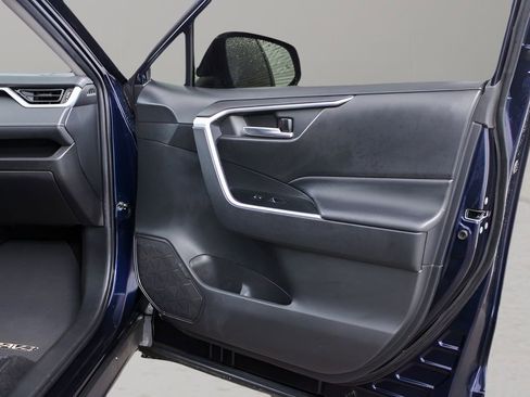 Used 2020 Toyota RAV4 XLE w/ Convenience Package image 31