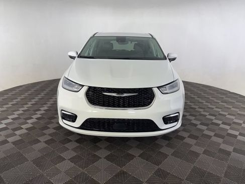 Used 2023 Chrysler Pacifica Touring-L FWD image 2