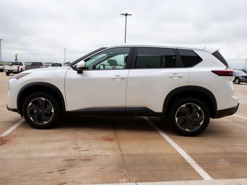 Used 2024 Nissan Rogue SV AWD/4WD image 3