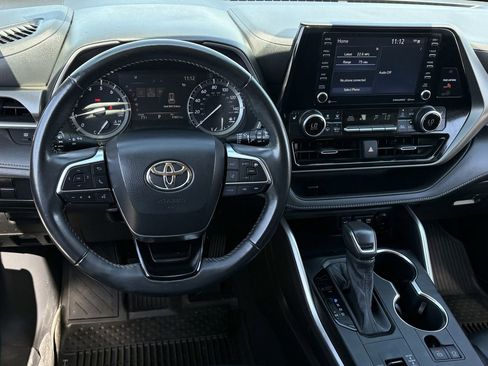 Used 2021 Toyota Highlander XLE FWD image 13
