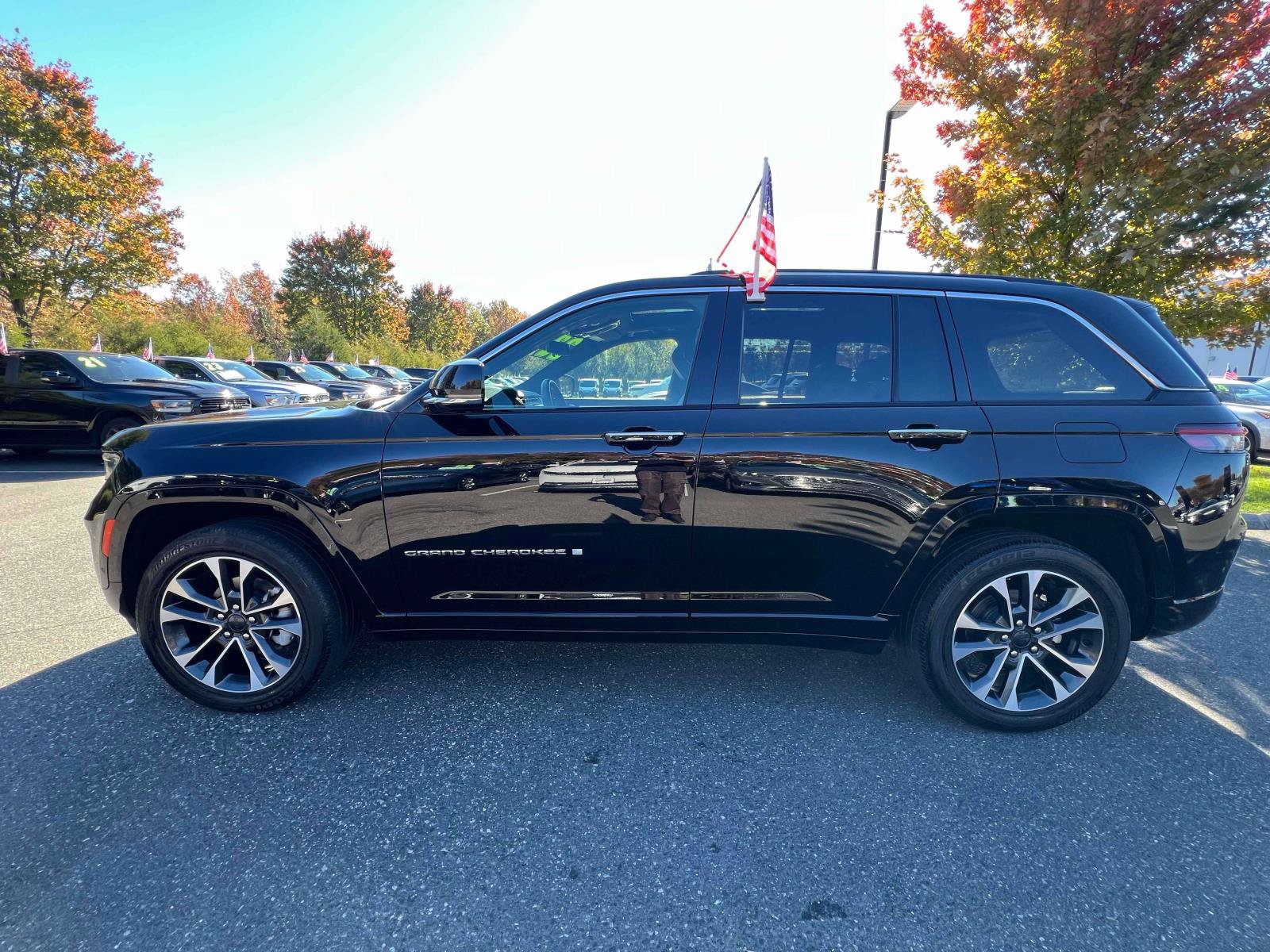 Used 2022 Jeep Grand Cherokee Overland w/ Luxury Tech Group IV AWD/4WD image 7