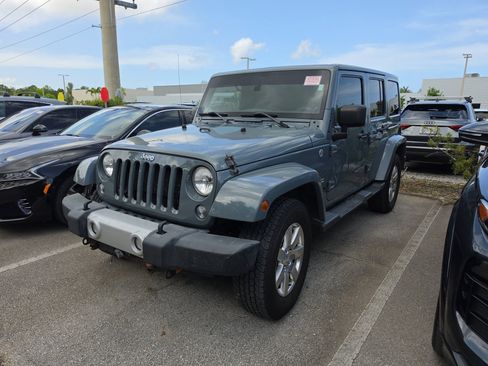 Used 2014 Jeep Wrangler Unlimited Sahara w/ Connectivity Group AWD/4WD image 3