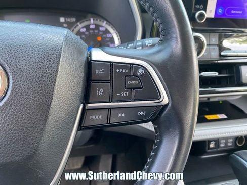 Used 2024 Toyota Highlander XLE AWD/4WD image 23