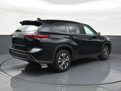 Used 2021 Toyota Highlander XLE AWD/4WD image 5