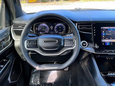 Used 2022 Jeep Wagoneer Series III w/ Flexible Seating Group image 9