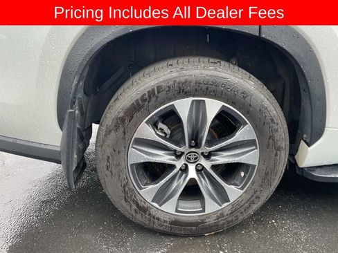 Used 2024 Toyota Highlander XLE AWD/4WD image 11
