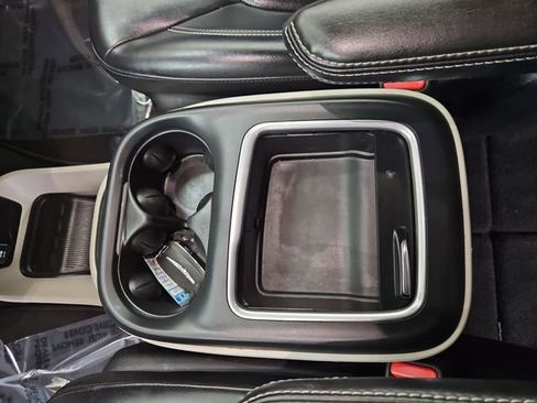 Used 2023 Chrysler Pacifica Touring-L image 30