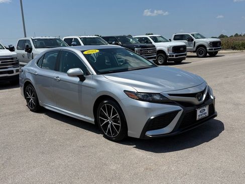 Used 2022 Toyota Camry SE FWD image 2