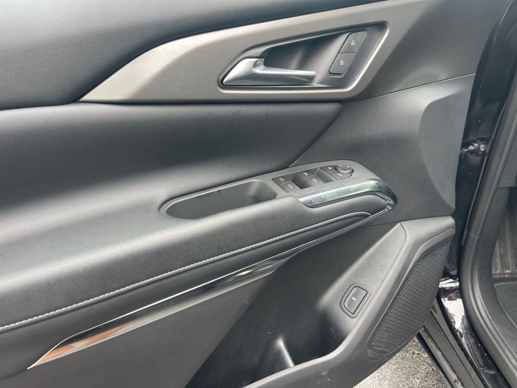 Used 2026 Chevrolet Traverse LT FWD image 9