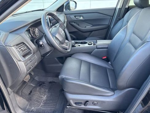 Used 2025 Nissan Rogue SV w/ SV Premium Package image 11