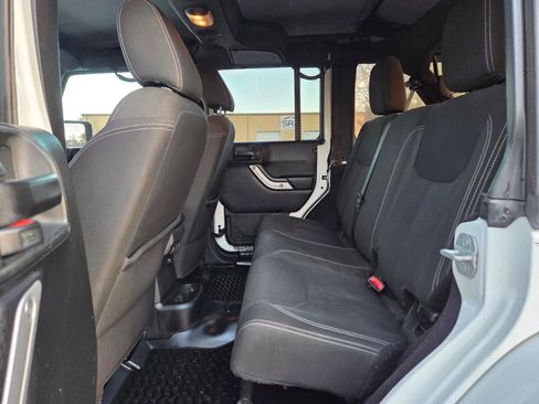 Used 2017 Jeep Wrangler Unlimited Sahara w/ Connectivity Group image 11