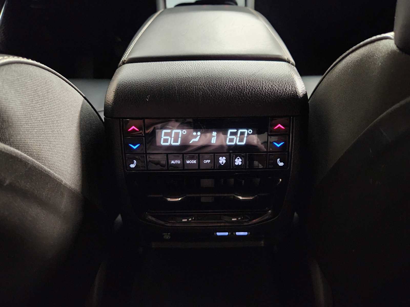 Used 2023 Jeep Grand Cherokee Overland w/ Luxury Tech Group IV AWD/4WD image 31