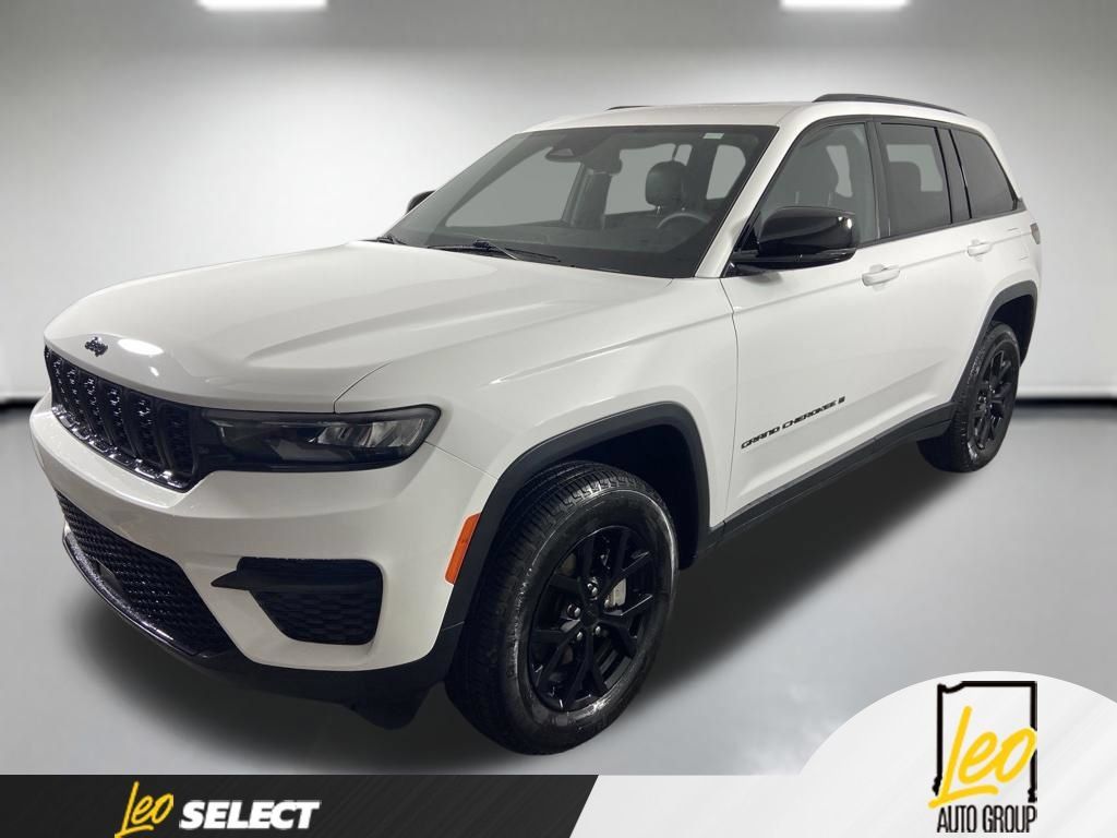 Used 2025 Jeep Grand Cherokee Altitude AWD/4WD image 1