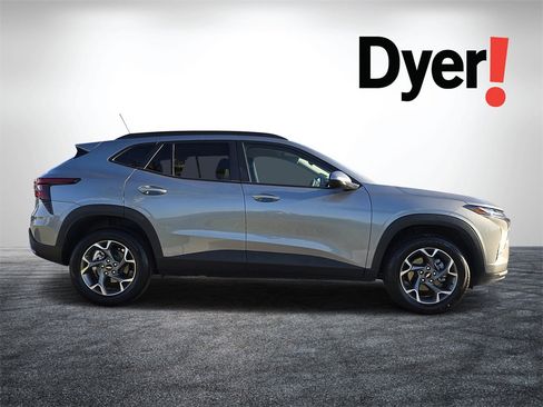 Certified 2025 Chevrolet Trax LT image 2