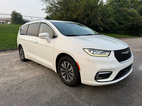 Used 2021 Chrysler Pacifica Touring-L FWD image 2