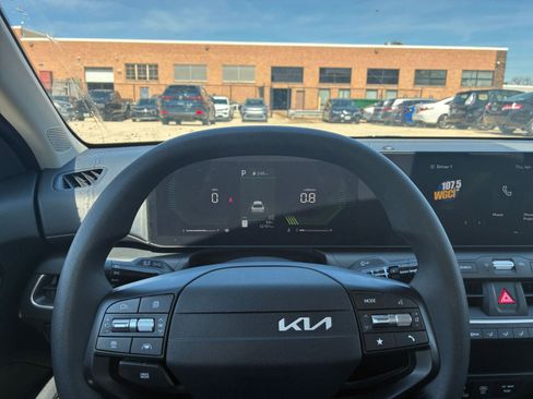 Used 2025 Kia K4 LXS image 33