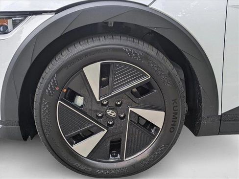 New 2025 Hyundai Ioniq 5 SE image 10