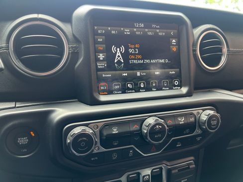Used 2020 Jeep Gladiator Overland AWD/4WD image 22