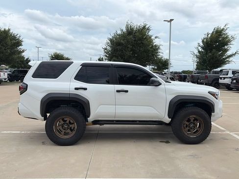 Used 2025 Toyota 4Runner SR5 AWD/4WD image 10
