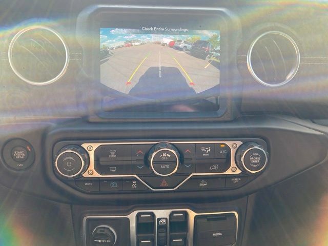 Used 2022 Jeep Wrangler Unlimited Sahara AWD/4WD image 17