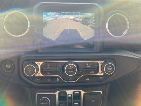 Used 2022 Jeep Wrangler Unlimited Sahara AWD/4WD image 17