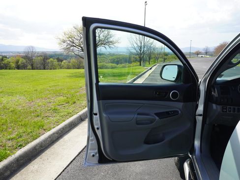 Used 2012 Toyota Tacoma PreRunner w/ SR5 Pkg image 18