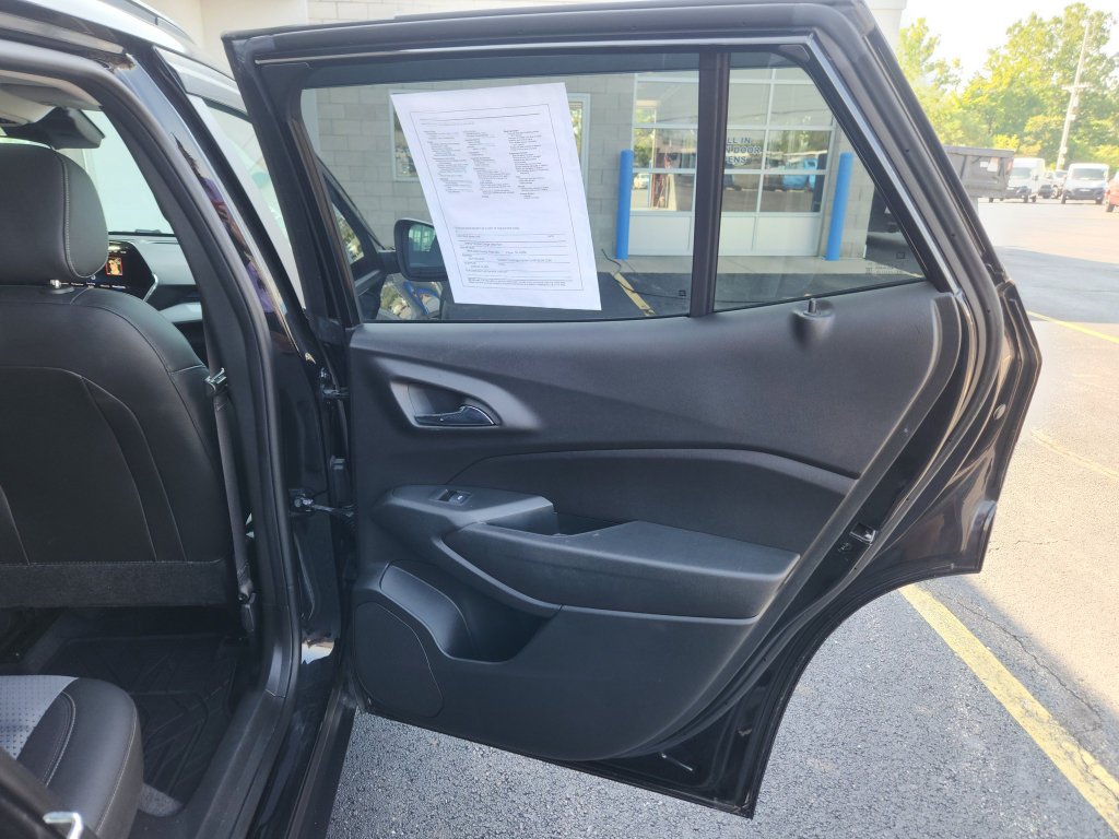 Used 2024 Chevrolet Trax LT w/ Sunroof Package FWD image 35