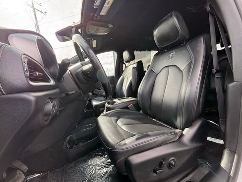 Used 2024 Chrysler Pacifica Touring-L w/ S Appearance Package image 7