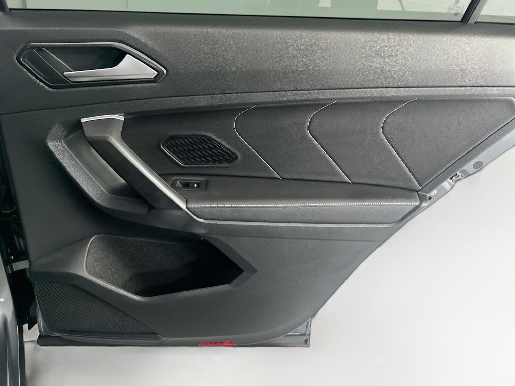 Used 2024 Volkswagen Tiguan SE FWD image 25