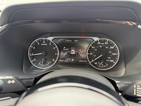 Used 2022 Nissan Pathfinder SV w/ SV Premium Package FWD image 11