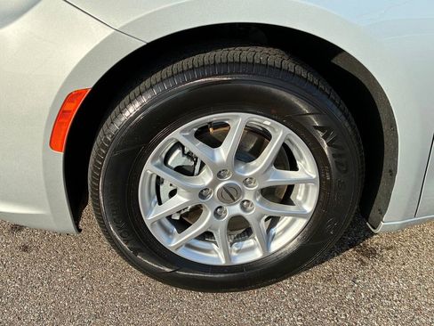 Used 2024 Chrysler Pacifica Touring-L image 10