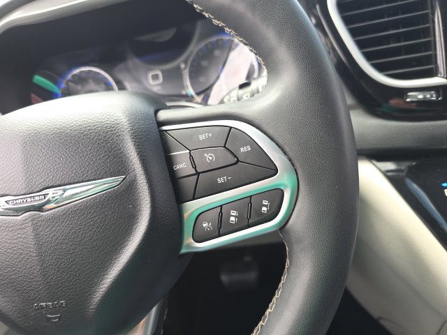 Used 2023 Chrysler Pacifica Touring-L FWD image 19