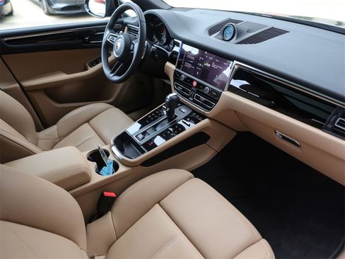 Certified 2025 Porsche Macan image 35