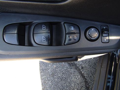 Used 2021 Nissan Kicks SV FWD image 11