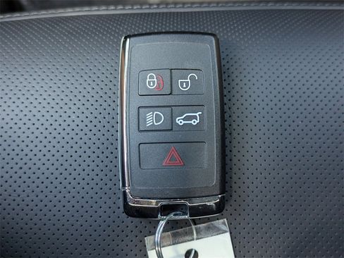 New 2025 Land Rover Range Rover Long Wheelbase SE image 28