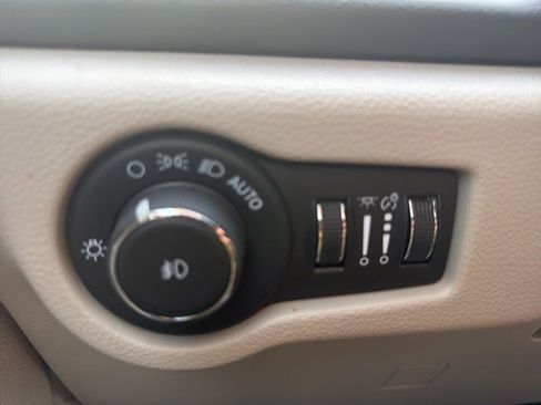 Used 2024 Chrysler Pacifica Touring-L FWD image 19