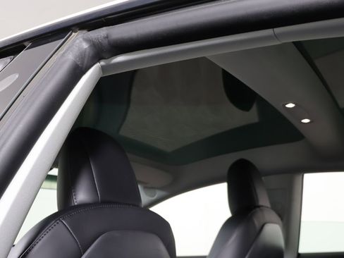 Used 2023 Tesla Model 3 Standard Range image 18